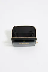 Billetera negra charolada con cierre dorado y logo de la marca Bimba y Lola estampado en dorado.