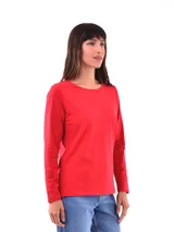 Remera de manga larga color rojo con detalle de botones dorados en los hombros.