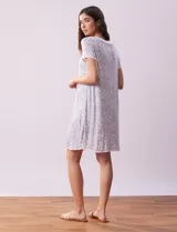 Camisón corto de tejido suave con estampado de leopardo en tonos grises y rosados, con escote redondo y mangas cortas.