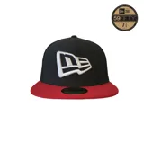 Gorro New Era 59FIFTY negro con visera roja y logo bordado en blanco.