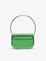 Bolso compacto tipo bandolera para mujer, con asa corta para llevar al hombro y correa desmontable opcional para usar cruzado. Confeccionado en cuero con acabado espejado brillante color morado. Presenta placa oval D galvanizada en la solapa.