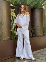 Pantalón blanco de corte palazzo, tiro alto y cintura elástica. Confeccionado en tela ligera con textura.