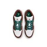Championes Nike Air Jordan 1 Low SE, con diseño en tonos marrón, blanco y detalles en beige. Presenta cordones verdes con motas blancas y suela de goma color caramelo.