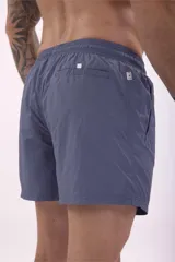 Short de baño color rosa pálido, con cordón de ajuste en la cintura.