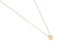 Collar dorado con cadena fina y dije esférico liso.