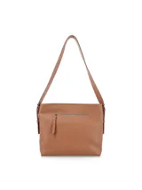 Cartera tipo bandolera de cuero color marrón, con diseño minimalista, correa ajustable y cierre superior.