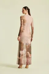 Vestido largo de tul color beige con estampado artístico ecuestre de caballos, de manga larga y cuello redondo.