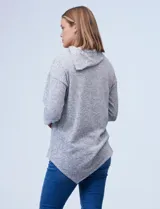 Buzo azul en tejido soft de la marca Ruby Rd. Tiene cuello volcado con aplique de botones y terminación de ruedo asimétrico.