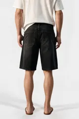 Bermuda de jean de corte ancho y tiro medio, color negro con efecto lavado.