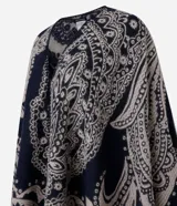 Poncho mediano con abertura delantera, confeccionado en tejido de punto con estampa de arabescos en tonos azul marino y beige.