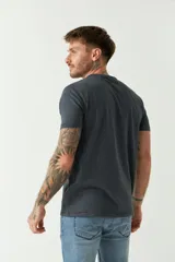 Remera de hombre color ladrillo, lisa, de corte regular, con bolsillo en el pecho, manga corta y cuello redondo. Confeccionada en algodón.