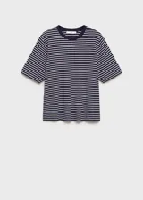 Remera a rayas horizontales azul marino y blancas, de corte recto, manga corta con dobladillo y cuello redondo.