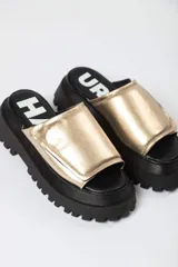 Sandalias doradas con plataforma track negra.