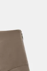 Falda pantalón de tiro medio con bajo acabado en volantes y cierre lateral con cremallera oculta.