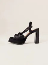 Sandalias de tacón alto Mutma en terciopelo color gris azulado, con plataforma delantera, doble nudo decorativo en la puntera y tira ajustable al talón.