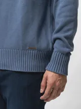 Buzo tejido de cuello redondo, confeccionado en algodón, con puños y ruedo acanalados.