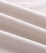 Remera básica de hombre con cuello redondo y manga corta, confeccionada en algodón con textura acanalada y corte comfort.
