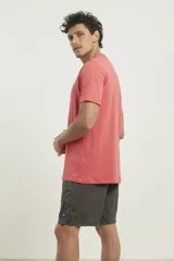 Remera verde con cuello redondo abotonado.