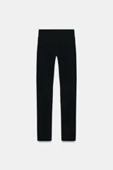 Leggings de tiro alto con cintura elástica y costuras decorativas a tono.