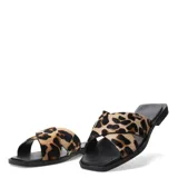 Sandalias planas marca Bottero con tiras cruzadas en acabado de pelo con estampado animal print. Presentan una base negra con punta cuadrada y un pequeño detalle metálico con el logo de la marca en una de las tiras.