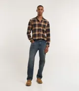 Camisa de algodón con estampado de cuadros en tonos azul, blanco y gris. Cuenta con cuello camisero, mangas largas abotonadas y corte comfort.