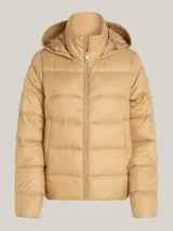 Campera puffer color beige, con capucha y cierre frontal con cremallera. Tiene dos bolsillos delanteros con botón a presión y parche con el logo de Tommy Hilfiger en la manga.