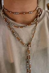 Gargantilla marrón de gamuza con cuentas plateadas.