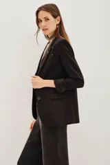 Saco tipo blazer color marrón oscuro, con solapas y hombreras. Presenta un gran aplique de strass en la espalda formando una estrella y el texto "STARS OF THE NIGHT".