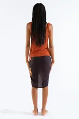 Musculosa tejida en punto canalé con mezcla de viscosa y hilos metálicos Lurex color naranja, con escote bote y sin mangas.