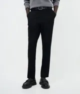 Pantalón de corte slim para hombre, confeccionado en tejido de poliéster, viscosa y elastano. Presenta cintura elástica con trabillas para cinturón, cierre tradicional y bolsillos funcionales.