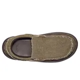 Zapatos tipo slip-on Sanuk modelo Chiba, color marrón, confeccionados en lona con detalles deshilachados en los bordes y costuras visibles en la puntera. Presentan suela de goma plana y elásticos laterales para facilitar el calce.