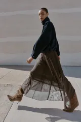 Falda midi color marrón con cintura elástica, forro interior y detalle de godets con encaje.