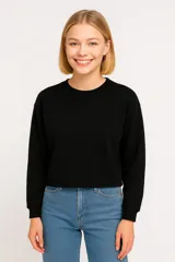 Buzo de cuello redondo y manga larga, con diseño liso y corte a la cintura.