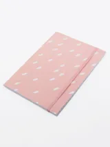 Libreta A5 con tapa rosa y estampado de puntos blancos. Tiene un elástico rosa para sujetar la tapa.