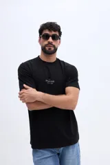 Remera de manga corta negra con textura marcada y estampa al frente con el texto "The Brooksfield Taste & Style".