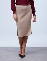 Falda midi tejida color gris oscuro, de corte recto con pretina elastizada y tajos laterales.