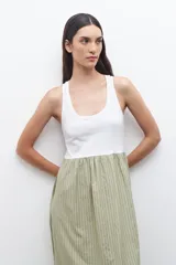 Vestido midi con parte superior blanca tipo musculosa y falda verde con rayas verticales blancas.