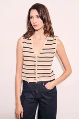 Chaleco de punto color beige con rayas horizontales negras, escote en V y cierre frontal con botones.