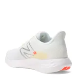 Championes de running New Balance modelo 411 V3, color blanco con detalles en naranja y gris. Presentan capellada de malla transpirable, cierre con cordones y entresuela de EVA para mayor amortiguación.