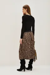 Falda midi plisada con estampado animal print de leopardo, con cintura elástica negra.