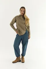 Camisa azul con rayas verticales grises, de algodón, cruzada, con cuello mao, mangas largas y cordón ajustable en la cintura.