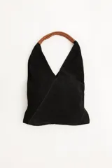 Bolso tipo tote de cuero color bordó, con asas de cuero color marrón.