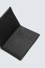 Tarjetero vertical de diseño compacto con textura granulada. Cuenta con compartimento para billetes y múltiples ranuras para tarjetas.