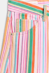 Jeans baggy de tiro medio con diseño de rayas multicolores, bolsillos y cierre frontal con cremallera y botón metálico.