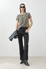 Remera de manga corta con estampado animal print.