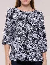 Blusa de manga tres cuartos abullonada, con escote bote y estampado floral en tonos negros y blancos.
