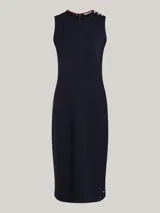 Vestido midi azul marino de corte ajustado, sin mangas, con cuello redondo y detalle de botones dorados en los hombros.