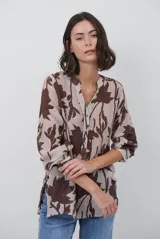 Camisa de manga larga con estampado floral en tonos marrones y negros, cuello mao y cierre frontal parcial con botones.