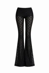 Pantalón de encaje negro con diseño floral, corte ajustado en la parte superior y terminación flare. Incluye forro interno tipo short.