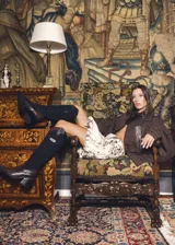 Falda corta tipo balloon, color crema con estampado moteado en tonos oscuros, con cintura marcada y volumen fruncido.